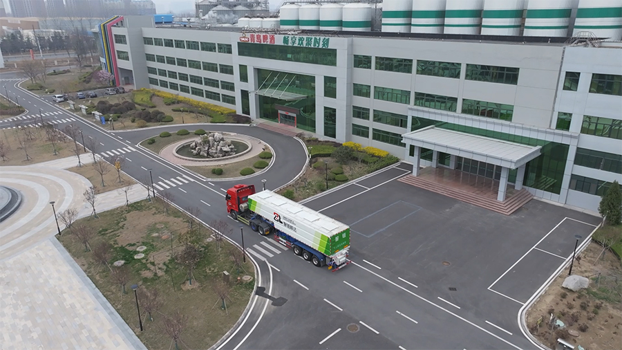 行驶中的散粮运输车.jpg